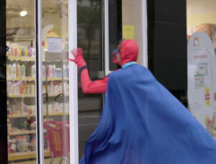 Alex před drogerií