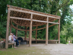 V dřevěném přístřešku