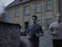 František s Valentou běží ulicí