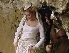 U vchodu do jeskyně