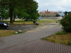 pred stánkom s hotdogmy