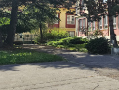 pred materským centrom