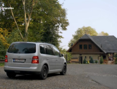 Tina sa učí šoférovať