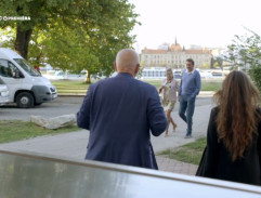 pred stánkom s hotdogmy