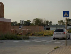 cesta medzi stavbami