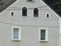 Planina dům vpravo při příchodu příslušníku PP 1 NB