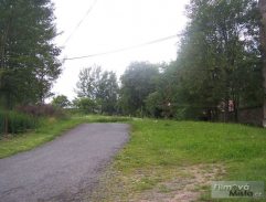 pred bývalým hostincom