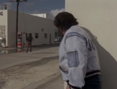 Telefoní budka za obchodem