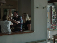 V divadelní kavárně