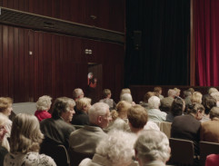 Neužil mává na prarodiče