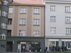 Fronta před divadlem