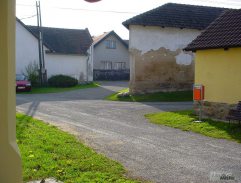 Jana běží na autobusovou zastávku 