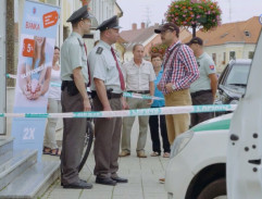 pred vchodom do banky