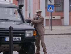 pred budovou polície