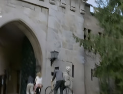 pred bránou hradu Kamenec