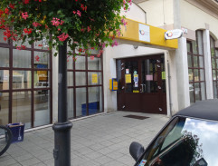 Dôchodcovia pred poštou