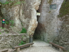 Pred vstupom do jaskyne