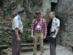 Pred vstupom do jaskyne