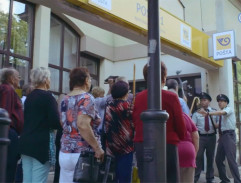 Dôchodcovia pred poštou