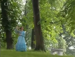 V zahradě u lavičky