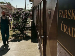 pred farským úradom