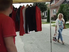 pouličný predaj oblečenia