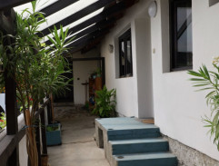 pred hotelovou izbou