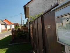 pred farským úradom