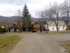 cesta pred Studničkových domom