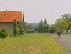 cesta pred Studničkových domom