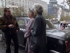 Před hotelem v Praze