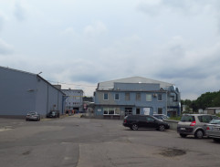 Anežka čeká na přítele před továrnou