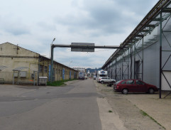 Kamion přijíždí k továrně