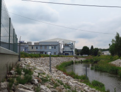 Anežka jde kolem řeky