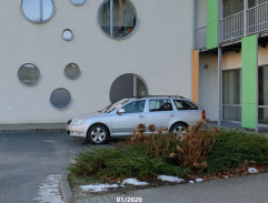 Před domovem důchodců