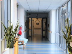 Babička pomlouvá známého