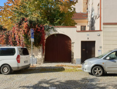 Anežka přijíždí k mámě