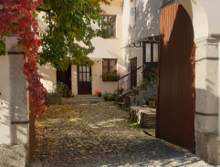 Anežka jde přes dvůr