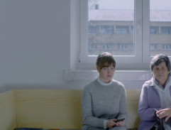 Anežka si povídá s babičkou v čekárně