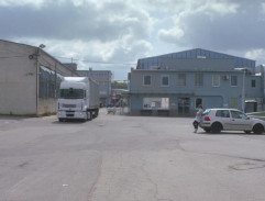 Anežka čeká na přítele před továrnou