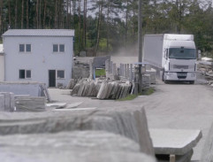 Kamion vjíždí do kamenolomu