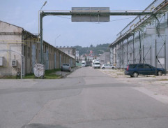 Kamion přijíždí k továrně