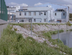 Anežka jde kolem řeky