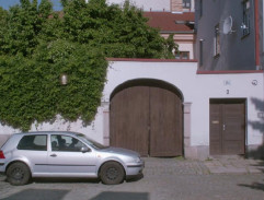 Anežka přijíždí k mámě