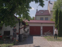 Anežka s mámou uklízí dvůr