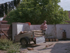 Anežčin táta řeže dřevo