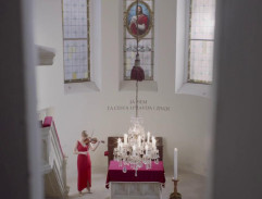 Anežka hraje v kostele na housle