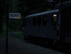 Patrik a Bára vystupují z vlaku