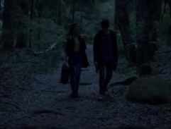 Patrik a Bára jdou lesní cestou