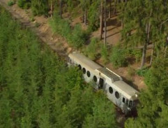 Vlak jede kolem rybníka